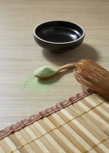 Chá verde em pó com batedor de bambu
 - Foto, Imagem