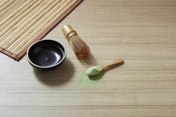 Порошковый зеленый чай с бамбуковым венчиком
 - Фото, изображение