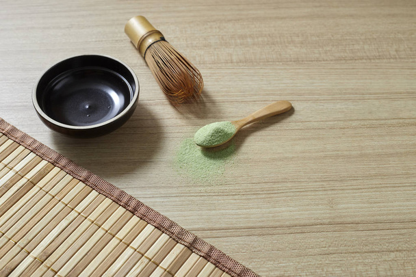 Té verde en polvo con batidor de bambú
 - Foto, Imagen