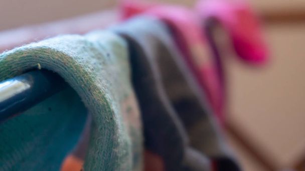Macro detalle de calcetín de tobillo tejido de cerca, secado en una lavandería r
 - Foto, imagen