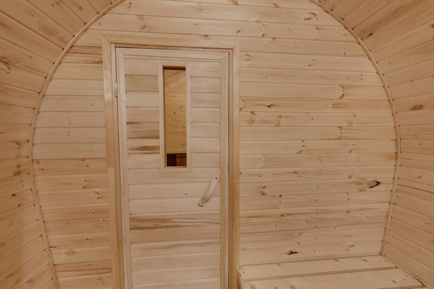 интерьер деревянной бани в виде бочки. Сельская ванна
 - Фото, изображение