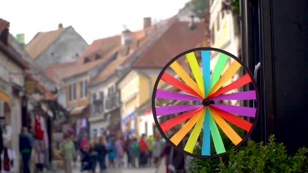 Windrad auf der Straße der Altstadt - Filmmaterial, Video