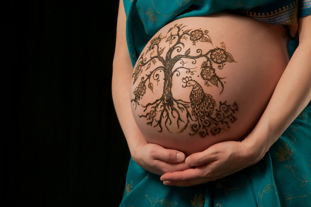 henna "δέντρο της ζωής" σχεδιασμού για την έγκυο κοιλιά της γυναίκας. - Φωτογραφία, εικόνα