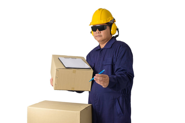 werknemer in mechanische jumpsuit of levering man die perceel en  - Foto, afbeelding