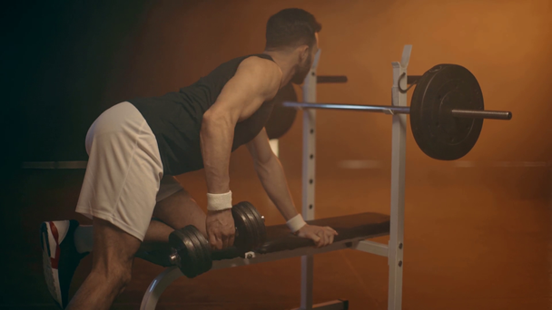 Esportista muscular no treinamento de shorts brancos com barra
 - Filmagem, Vídeo