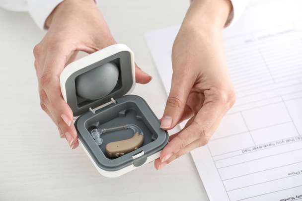 Cassetta di sicurezza medico femminile con apparecchio acustico
 - Foto, immagini