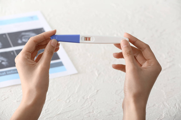 Kobiece ręce z testu ciążowego - Zdjęcie, obraz