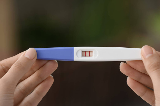 Mains féminines avec test de grossesse
 - Photo, image