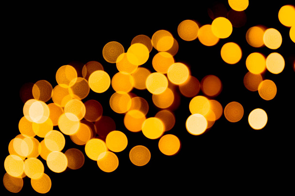 Kulta abstrakti bokeh tausta. defocused ja hämärtynyt monet pyöreä keltainen valo tummalla pohjalla
 - Valokuva, kuva