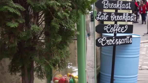 Avrupa şehir ve Kahvaltı Kahve Kruvasan işareti sokak sahnesi - Video, Çekim