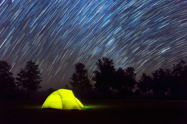 tente de camping jaune brillant sous le ciel nocturne avec des étoiles
  - Photo, image