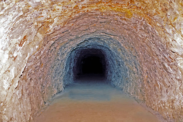 Vedenalaisen järven tunneli Proval
. - Valokuva, kuva