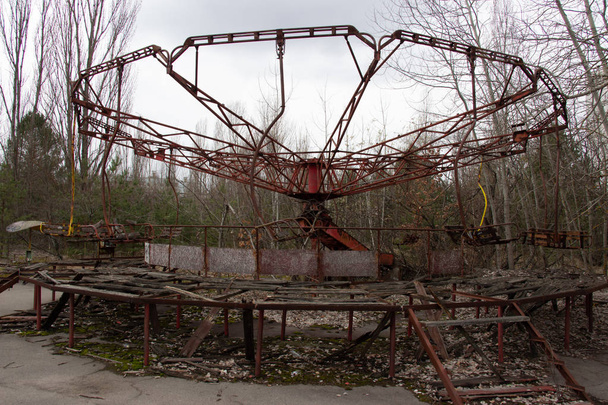 Ghost town Pripyat in Chernobyl, Ferris wheel - Foto, Imagen