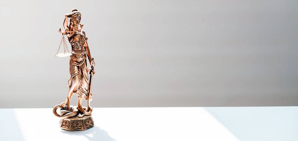 Estatua de la diosa ciega Themis sobre fondo borroso
 - Foto, imagen