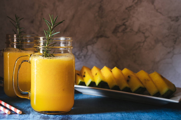 Желтый арбуз пить в стаканах с мятой. Концепция летних напитков
. - Фото, изображение