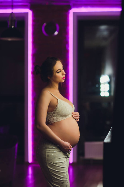 Happy Attractive pregnant woman Concepts of pregnancy and family. - Foto, immagini