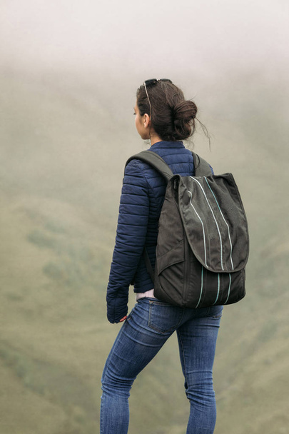 tourist woman with a backpack against the Caucasus Mountains - Foto, Bild