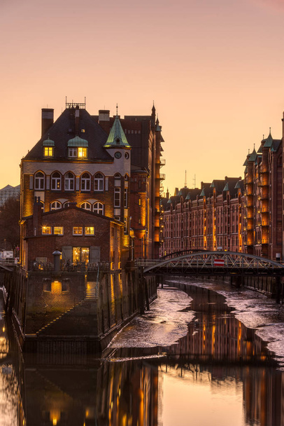 Склады старого Шпайхерштадта в Гамбурге, Германия, на закате
 - Фото, изображение