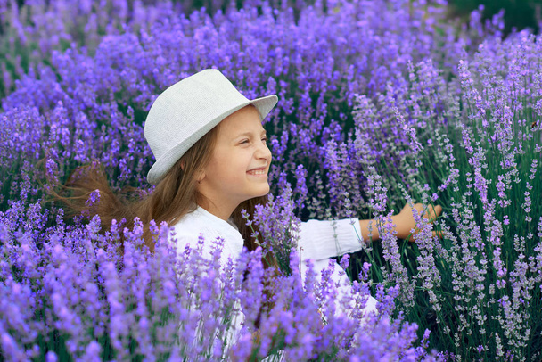 ragazza bambino è nel campo di fiori di lavanda, bellissimo paesaggio estivo
 - Foto, immagini