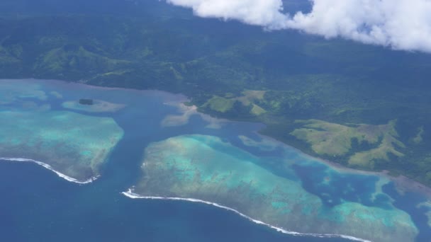 Aerial Slow Motion: filmische weergave van het Fiji-eiland landschap en prachtige koralen. Tropische vakantie in een prachtige kustomgeving. Opwarming van de aarde en het verwoestende effect ervan op de natuurlijke omgeving. - Video