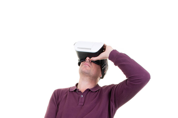 άνθρωπος στο στούντιο φορώντας ακουστικά εικονικής πραγματικότητας παίζοντας παιχνίδι - Φωτογραφία, εικόνα