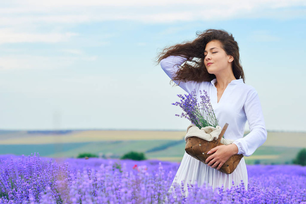 fiatal nő van a levendula virág mező, gyönyörű nyári táj - Fotó, kép