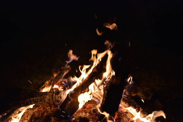 Nahaufnahme des Lagerfeuers auf schwarzem Hintergrund  - Foto, Bild