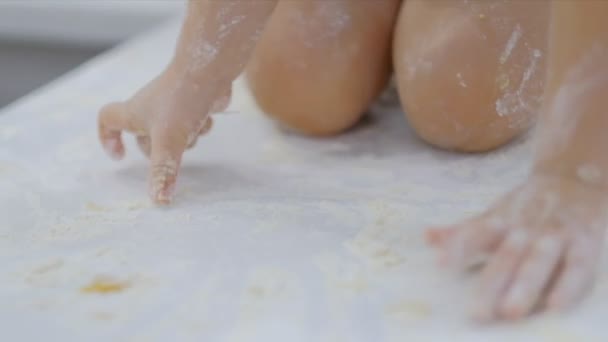 chico divertido jugando en la cocina con harina. niño problemático en hom. niños traviesos
 - Metraje, vídeo