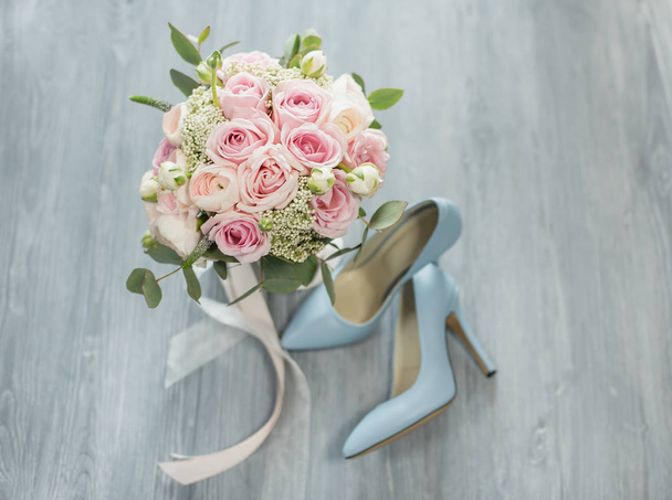 stylish wedding attributes of bride. classic bride's bouquet - Foto, imagen