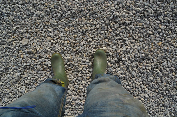 vista dall'alto delle gambe maschili in stivali di gomma
 - Foto, immagini