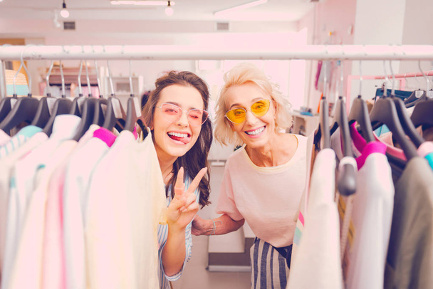 Glimlachende vrouwen kiezen voor nieuwe fancy kleding samen - Foto, afbeelding