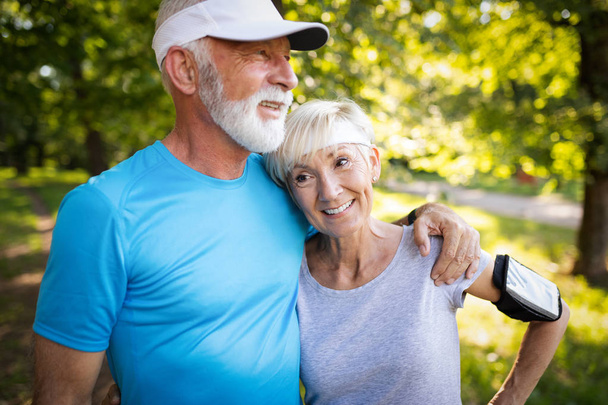 Sportliches Senioren-Paar hält sich mit Laufen und Joggen fit - Foto, Bild