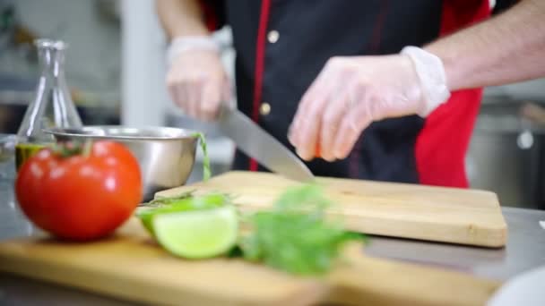 A szakács a konyhában vágás a paradicsom - Felvétel, videó