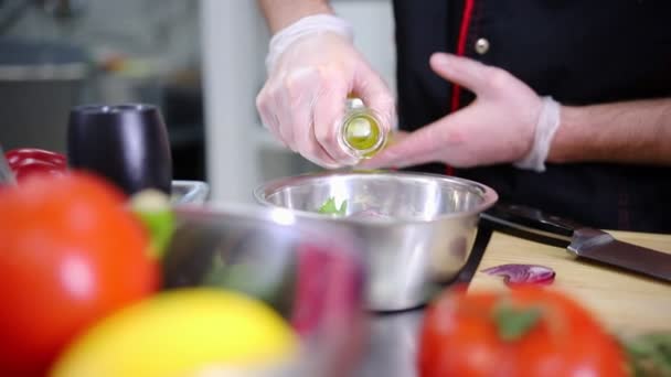 A konyhában dolgozó séf. A saláta készítése - Felvétel, videó