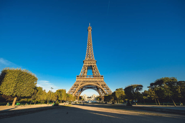 Párizs, Eiffel-torony, napkelte pillanat - Fotó, kép