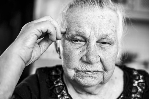 90歳の祖母の肖像, 思慮深い外観 - 写真・画像