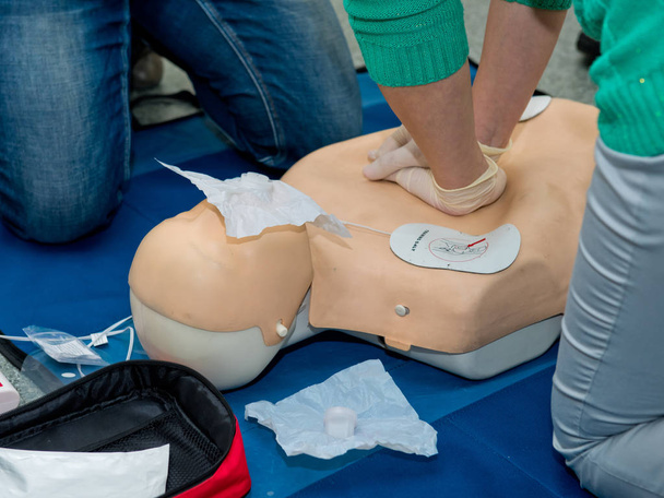 Κύκλος μαθημάτων καρδιοπνευμονικής αναζωογόνησης πρώτων βοηθειών με τη χρήση αυτόματου εξωτερικού απινιδωτή, AED. - Φωτογραφία, εικόνα