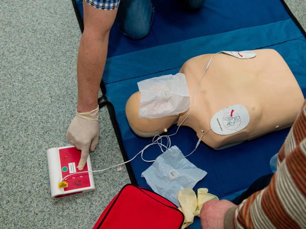 Otomatik dış defibrilatör cihazı AED kullanarak ilk yardım kardiyopulmoner canlandırma kursu. - Fotoğraf, Görsel