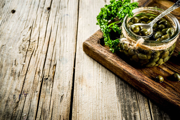 Küçük kavanozda Pickled kapanlar - Fotoğraf, Görsel