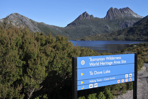 Cuna Montaña-Lago St Clair Parque Nacional Tasmania Australia
 - Foto, imagen