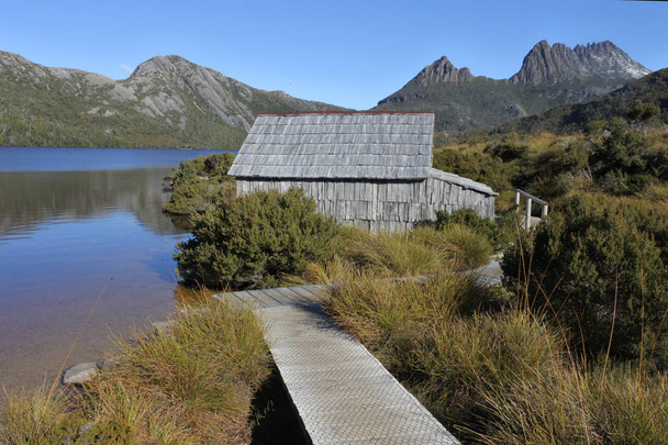 Cuna Montaña-Lago St Clair Parque Nacional Tasmania Australia
 - Foto, imagen