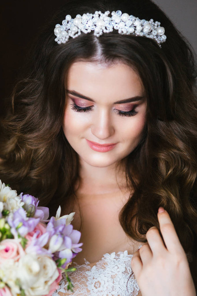 Gorgeous bride portrait. Beautiful bride with wedding makeup and jewelry wreath on long curly hair. - Foto, imagen