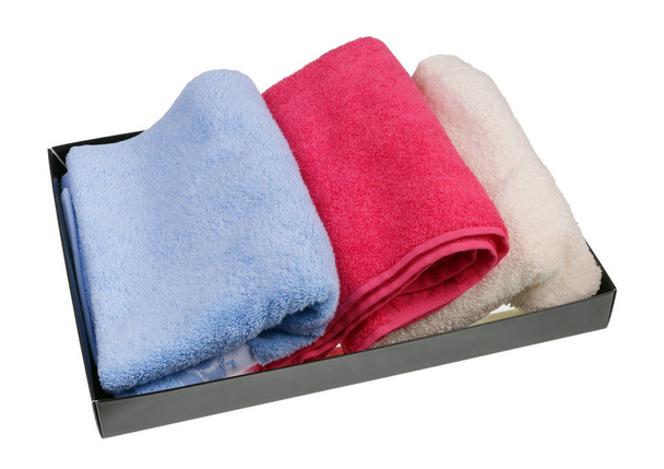 Serviettes de bain neuves en éponge colorée dans une boîte en carton isolée
 - Photo, image