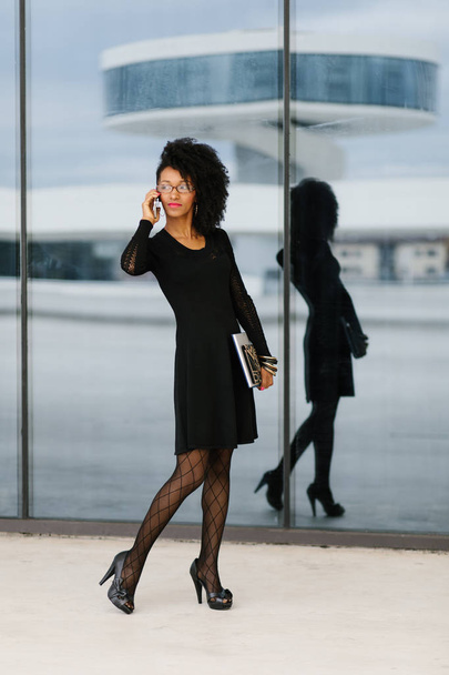 Young stylish urban businesswoman talking on mobile phone. - Zdjęcie, obraz