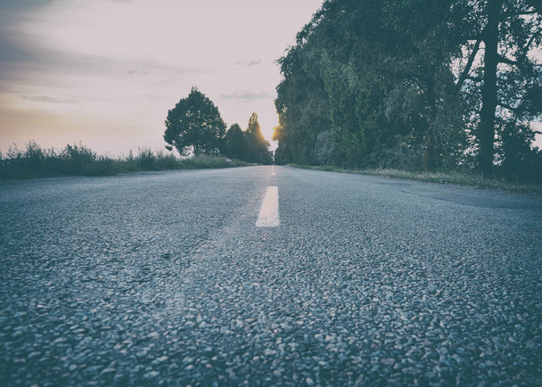 tmavá asfaltová silnice - Fotografie, Obrázek