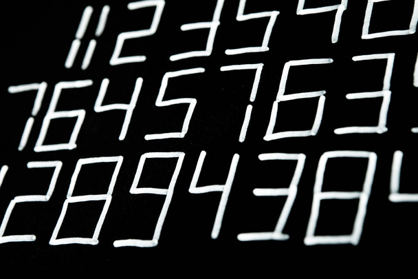 Hintergrund der Zahlen. von null auf neun. Zahlentextur. Währungssymbole. Numerologie. Mathematische Gleichungen und Formeln - Foto, Bild