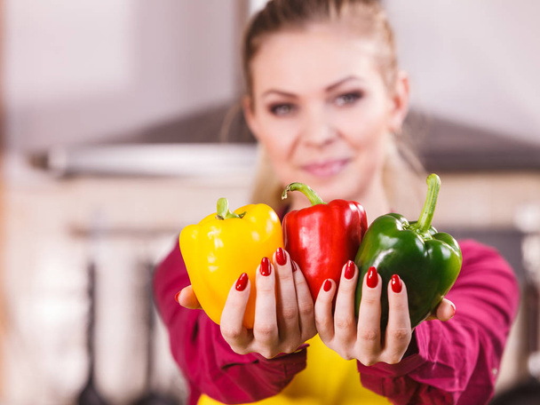 Woman holding bell peppers paprika - Foto, Imagen