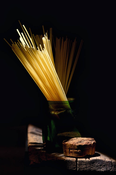 Italiaanse spaghetti op zwarte achtergrond - Foto, afbeelding