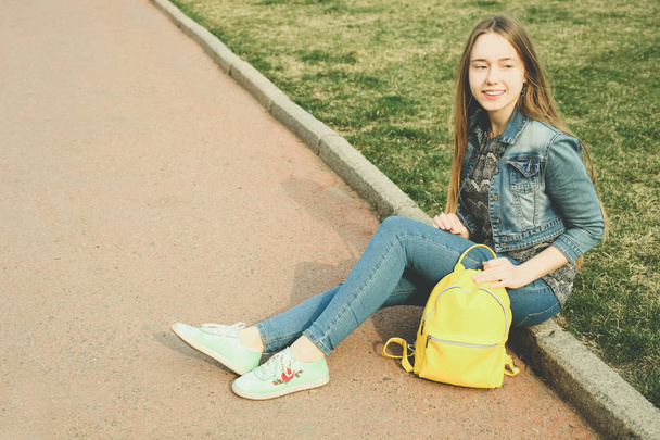  κορίτσι με φωτεινό κομψό κίτρινο σακίδιο  - Φωτογραφία, εικόνα