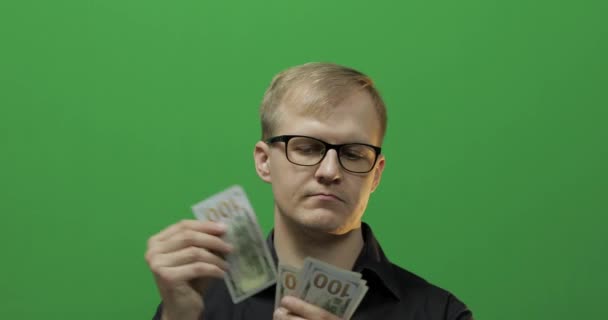 El hombre recibió papel moneda para un gran negocio. Contando dinero pantalla verde
 - Metraje, vídeo